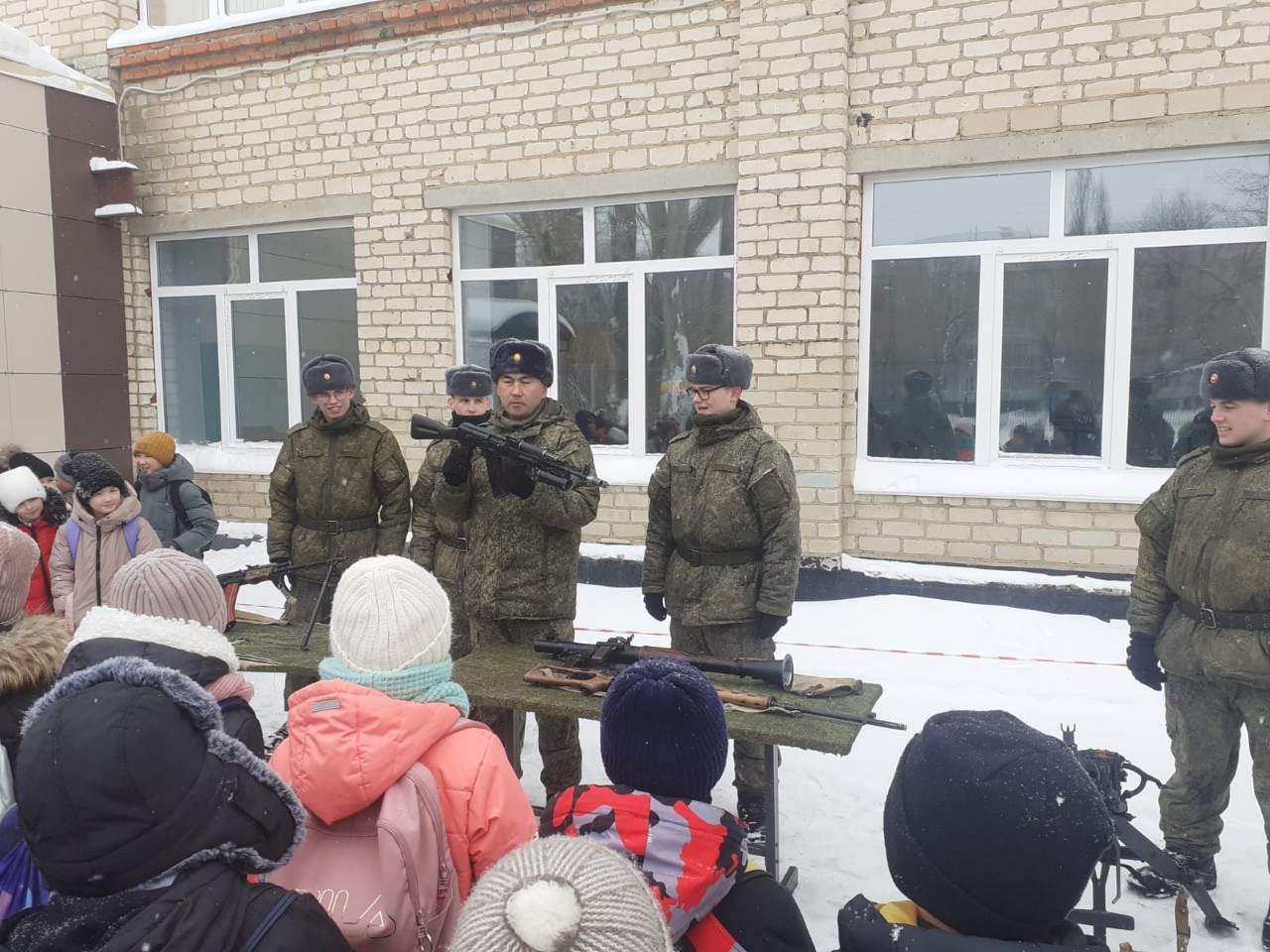 Экскурсия в военную часть.